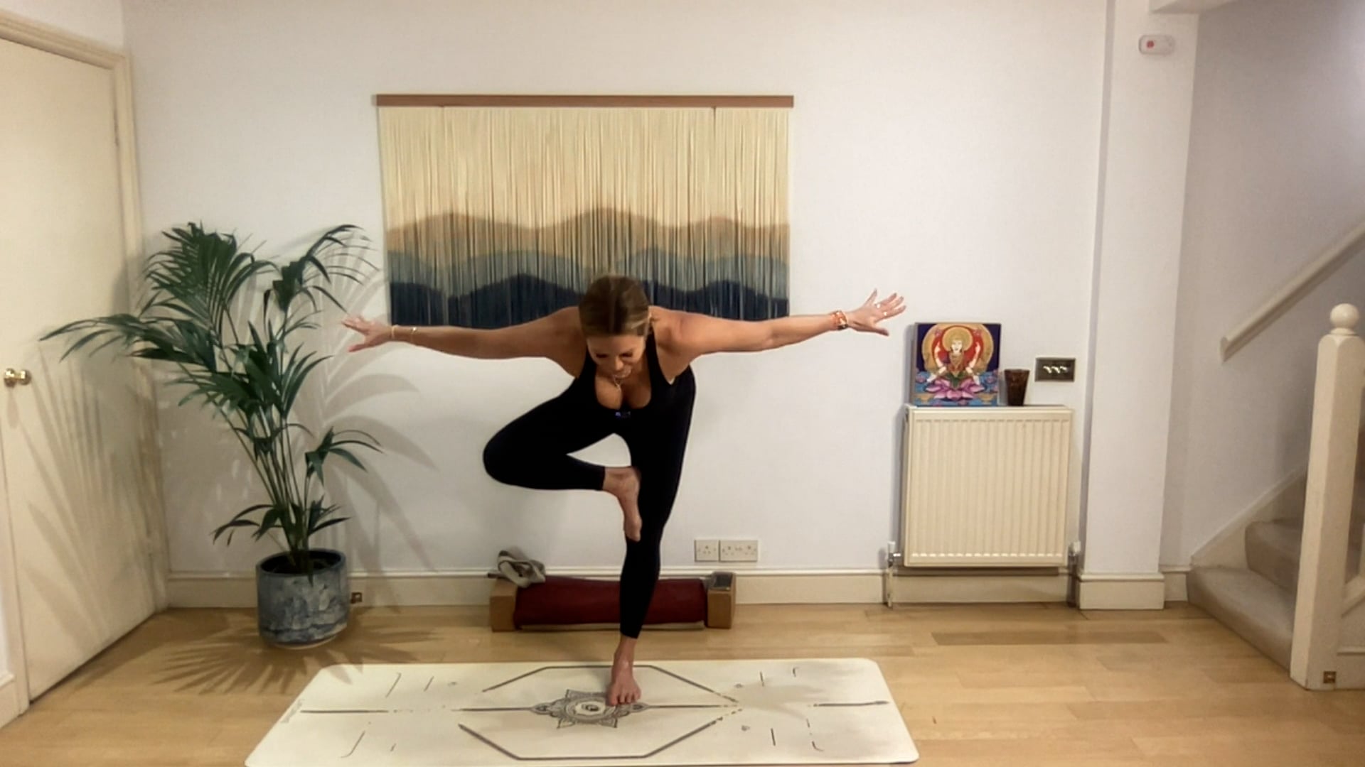 60 min Vinyasa Flow level 2/3 w/ Mia ...