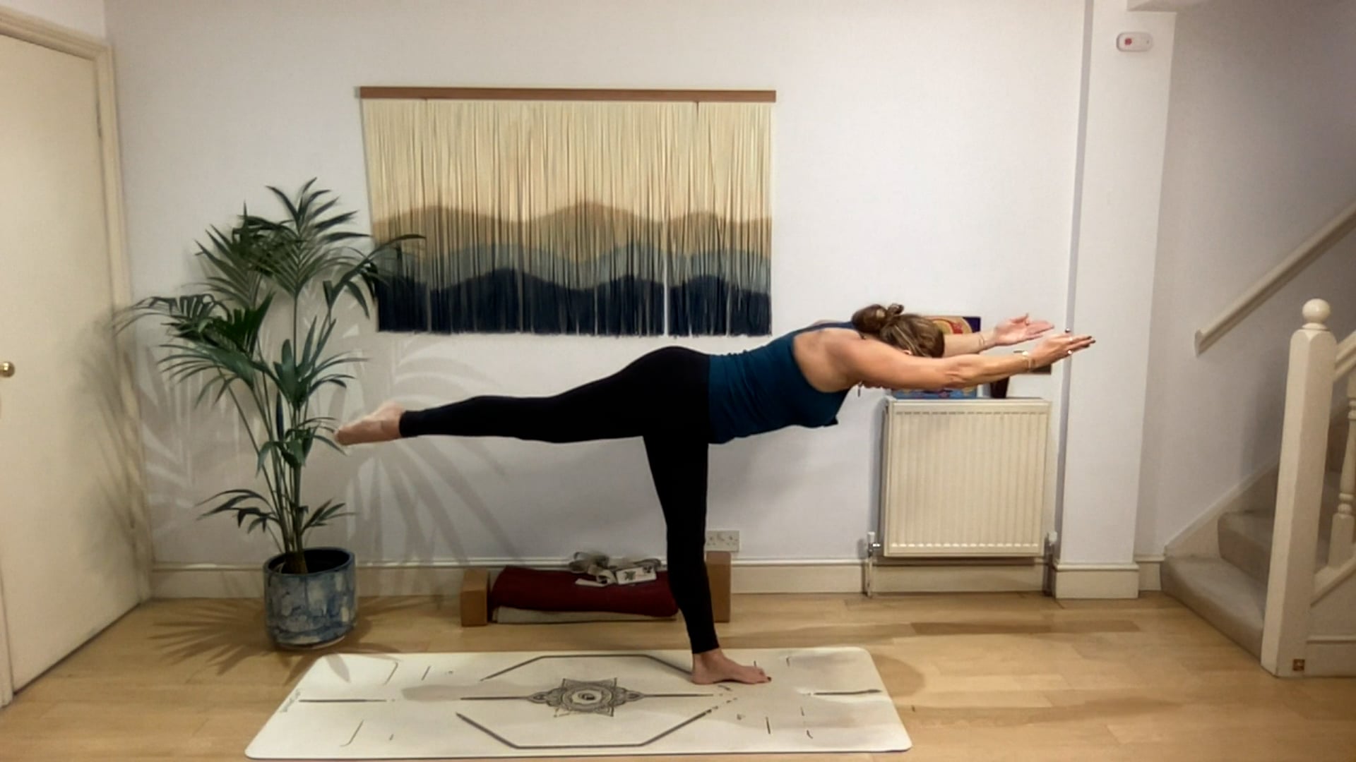 75 min Vinyasa Flow level 2/3 w/ Mia ...