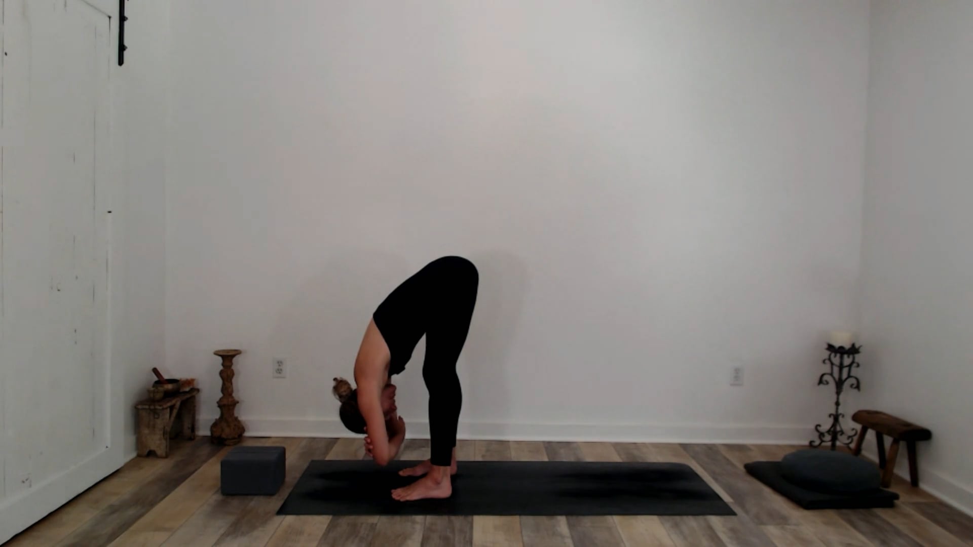 45 min Hips, Shoulders & Side Vinyasa: Ashley