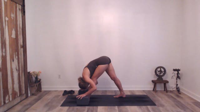 45 min Vinyasa w/ Ashley - Pranayama ...