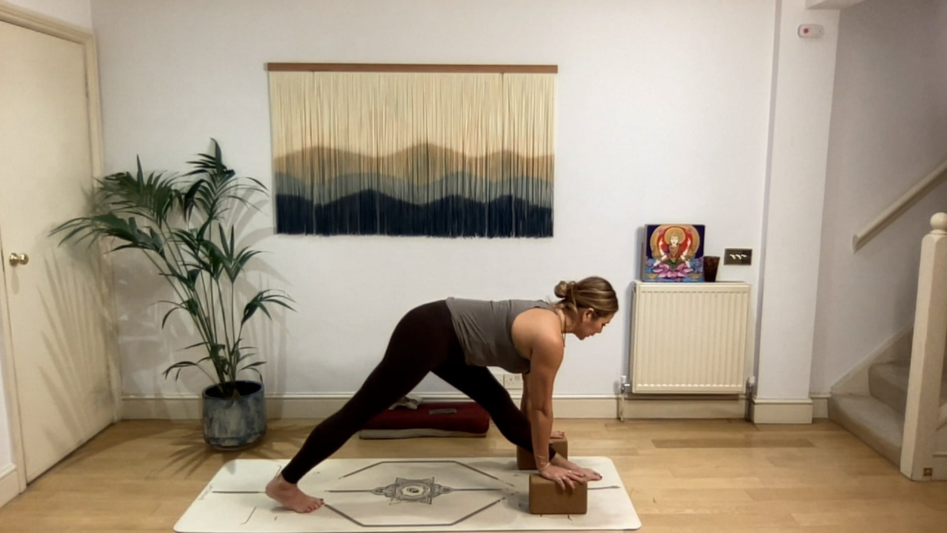 60 min Vinyasa Flow level 2/3 w/ Mia ...