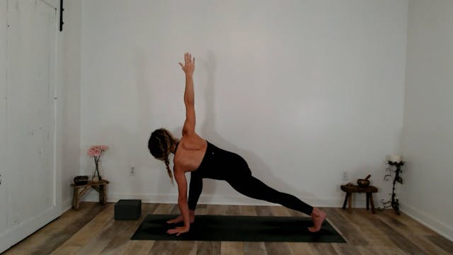 30 min Clear & Free Hatha Yoga: Ashley