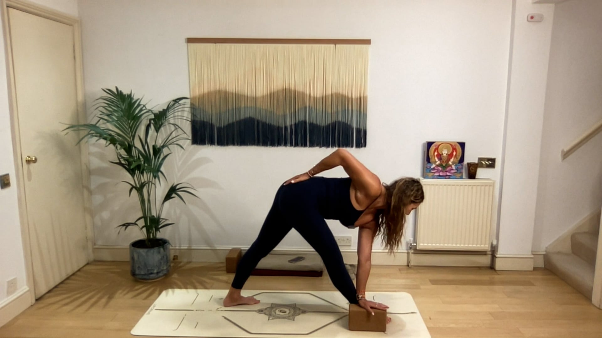 60 min Vinyasa Flow level 2/3 w/ Mia ...