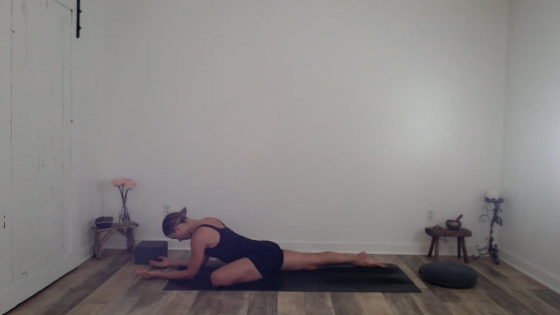 30 min Hatha Yoga - Strengthen + Soften Hips: Ashley
