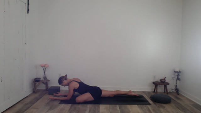 30 min Hatha Yoga - Strengthen + Soft...