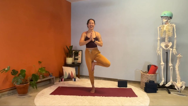 45 min Hatha Yoga 1-2 w/ Elena - Bala...