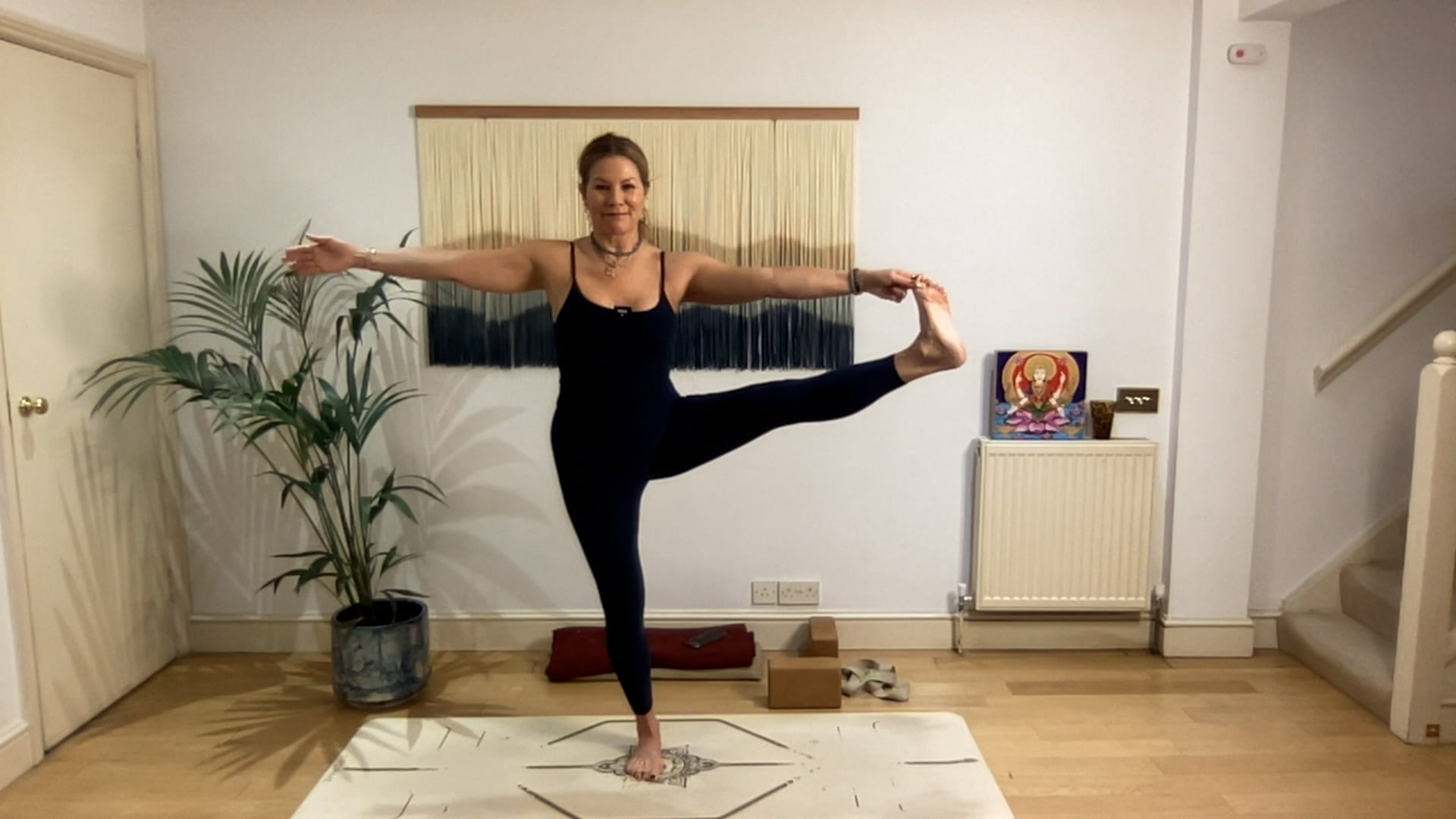 75 min Root To Rise Vinyasa Level 2/3: Mia
