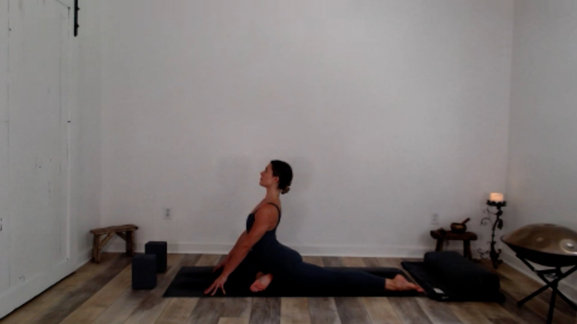 60 min Vinyasa Flow w/ Ashley - Leo N...