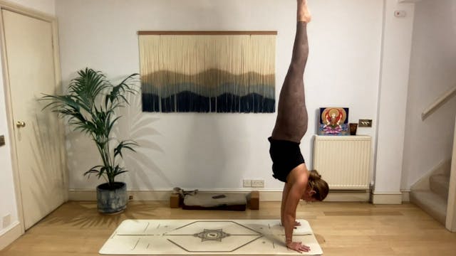 60 min Vinyasa Flow level 2/3 w/ Mia ...