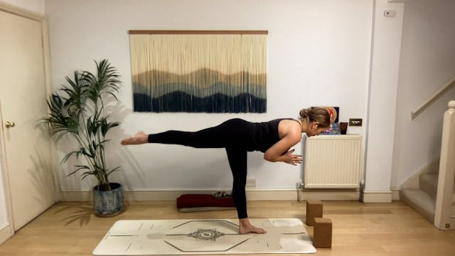 75 min Vinyasa Flow level 2/3 w/ Mia ...