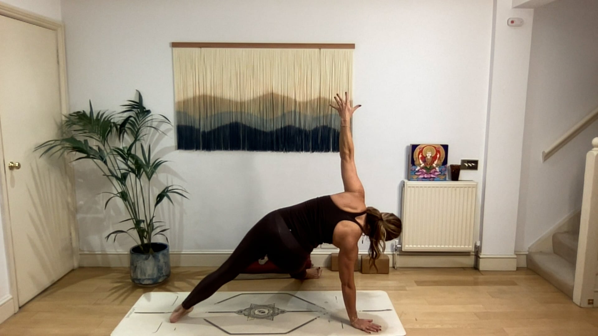 75 min Vinyasa Flow level 2/3 w/ Mia ...