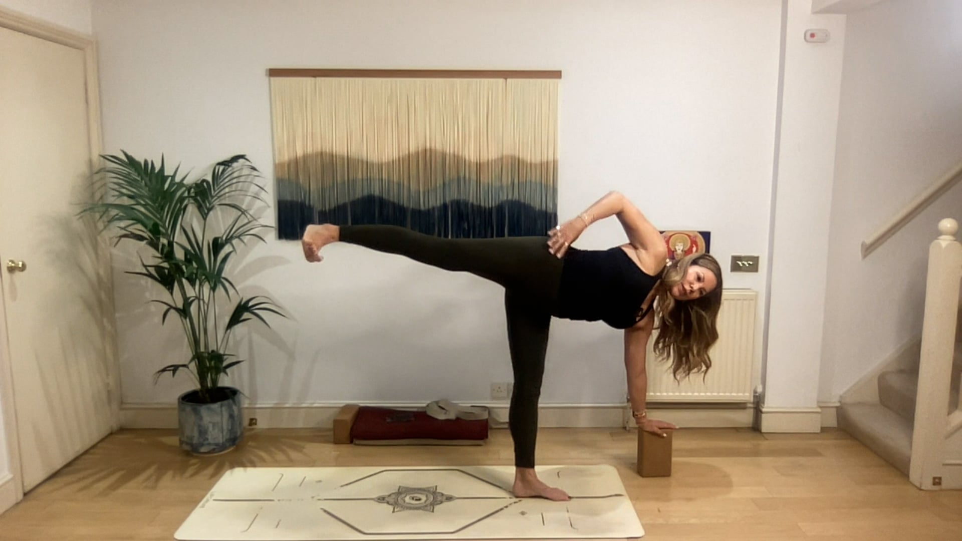 60 min Vinyasa Flow level 2/3 w/ Mia ...