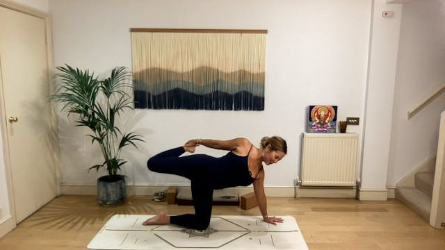 60 min Vinyasa Flow level 2/3 w/ Mia ...