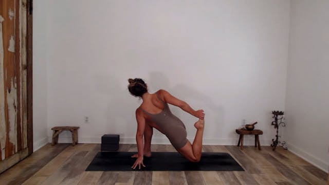 60 Min Vinyasa Flow All Levels w/ Ash...