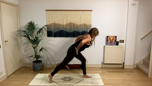 75 min Vinyasa Flow level 2/3 w/ Mia ...