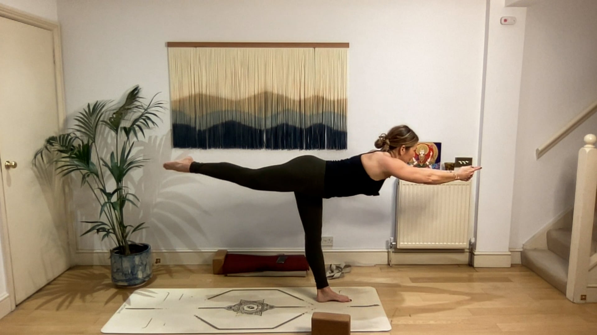 75 min Sweet Surrender Vinyasa Level 2/3: Mia