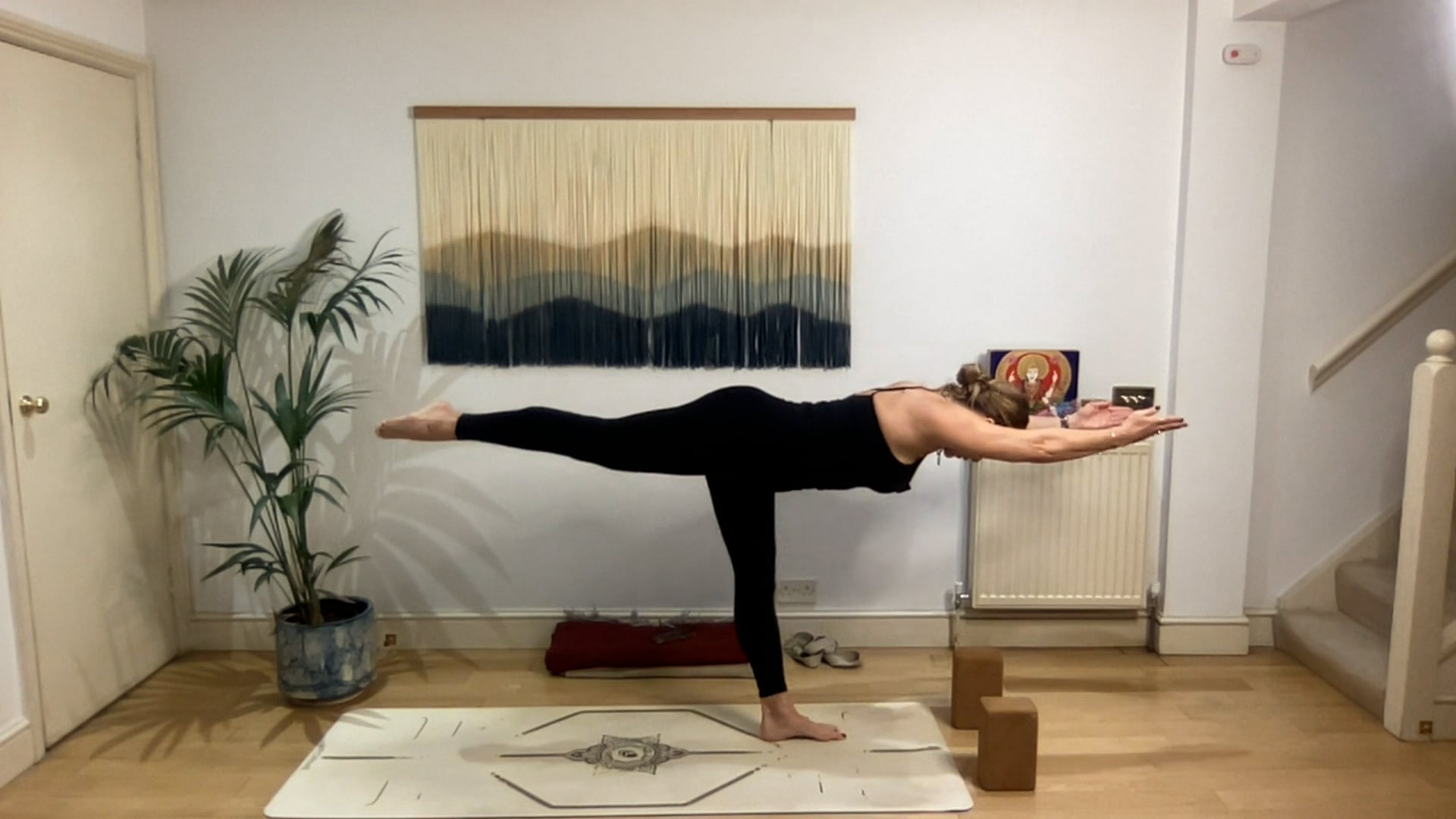 60 min Confident Warrior Vinyasa Level 2/3: Mia