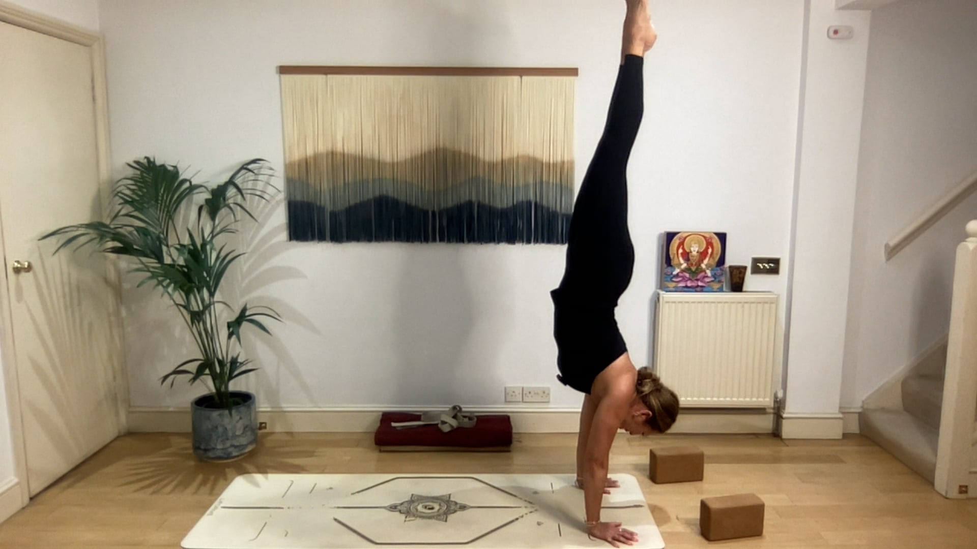 75 min Vinyasa Flow level 2/3 w/ Mia - Space To Center - 6/5/2025