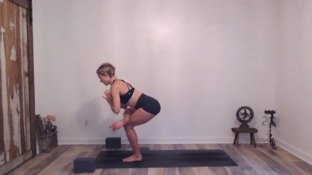 45 min Vinyasa  w/ Ashley - Heated Hi...