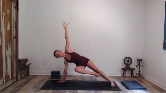 30 Min  YogaWorks w/ Ashley - Lateral...