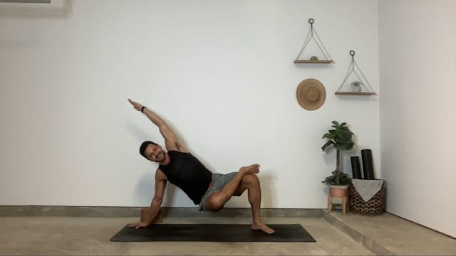 60 min Vinyasa Flow 2-3 w/ Gustavo - ...