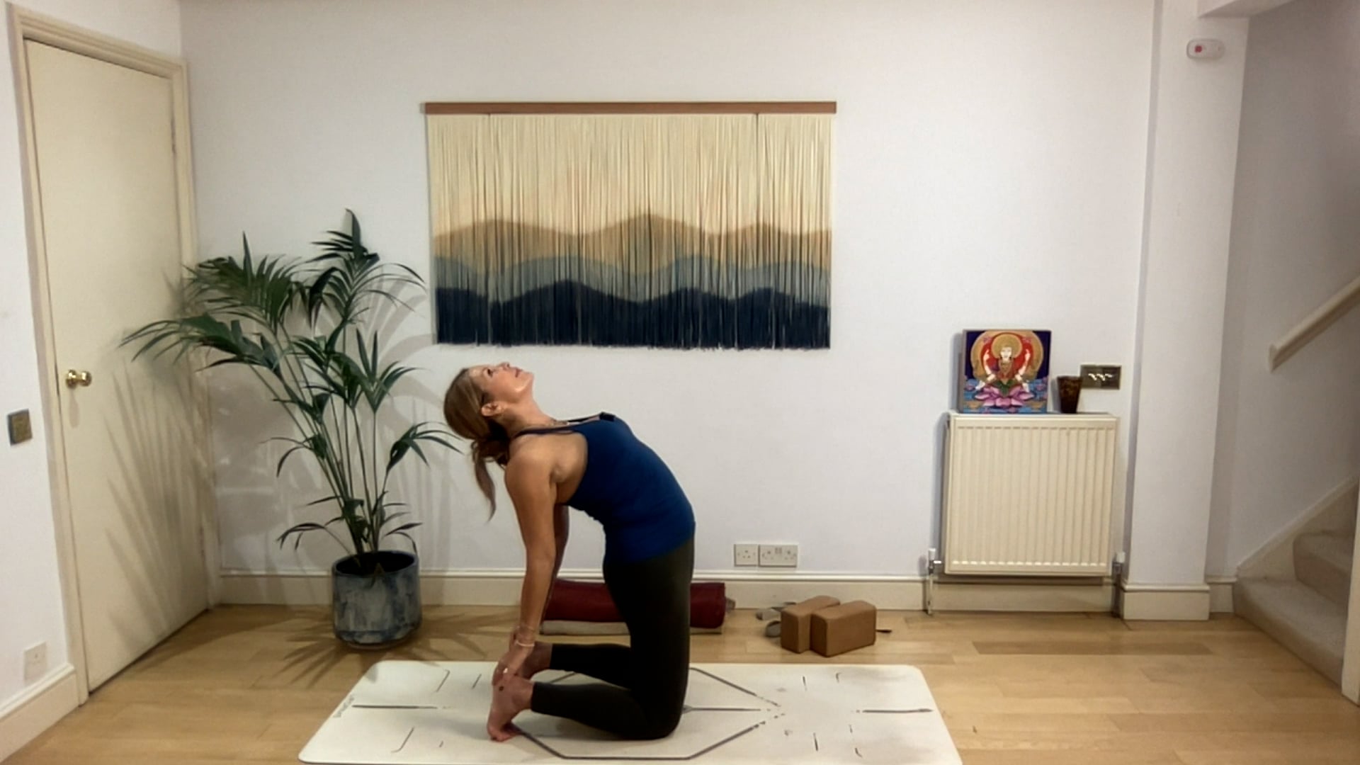 75 min Vinyasa Flow level 2/3 w/ Mia ...