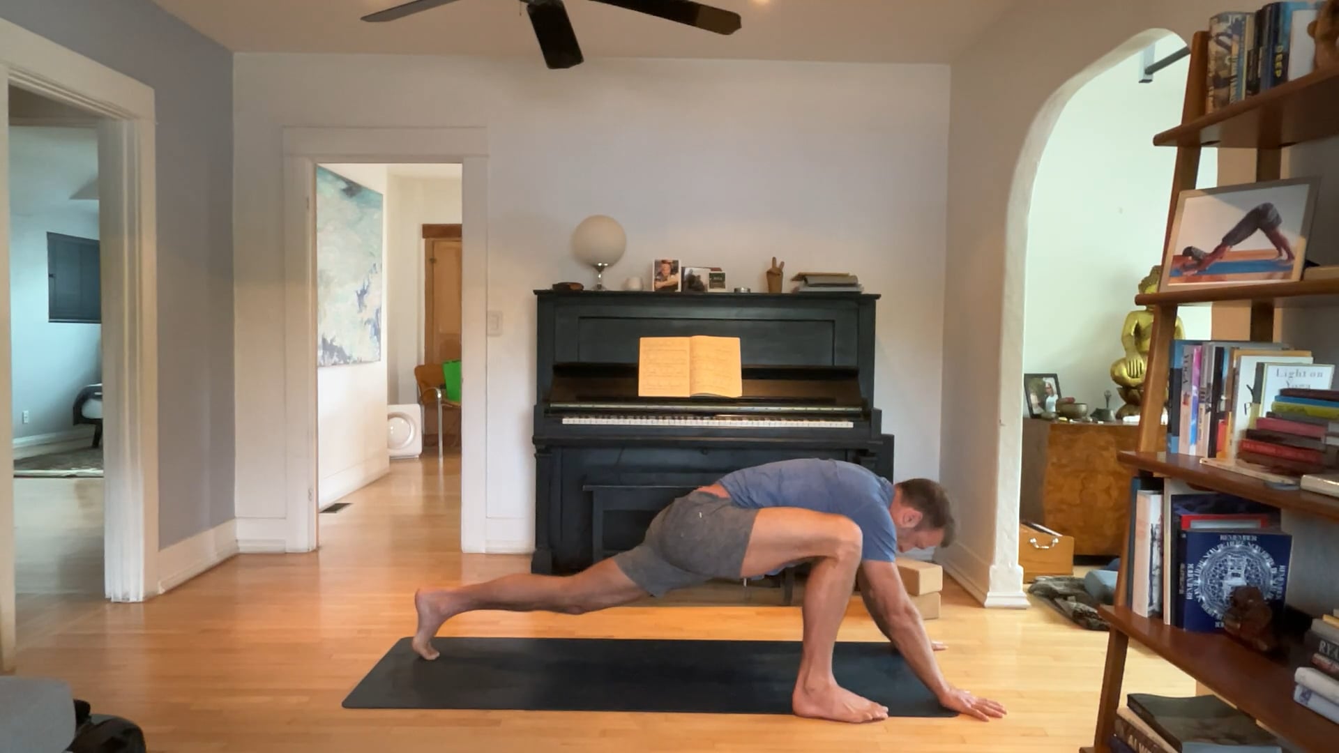 45 min Vinyasa 2 w/ Vytas - Moderatio...