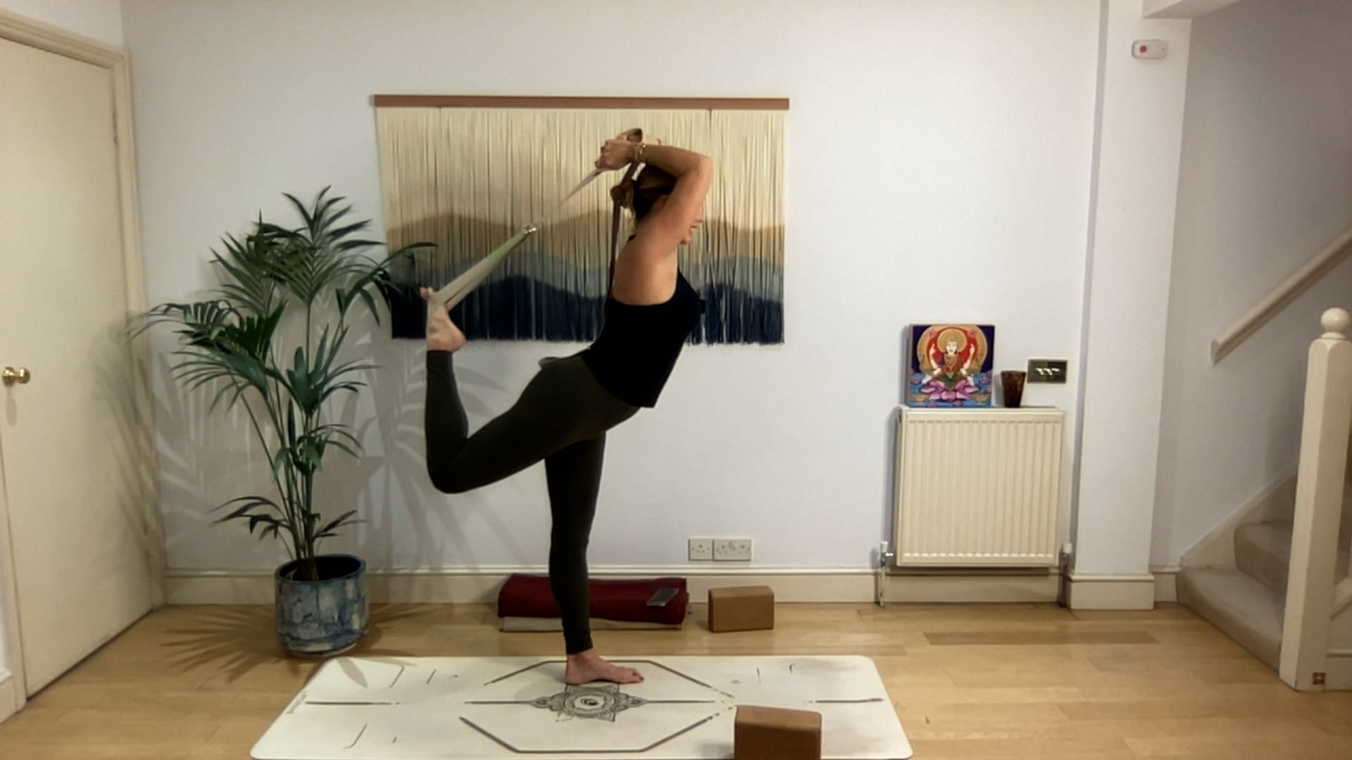 60 min Vinyasa Flow level 2/3 w/ Mia ...