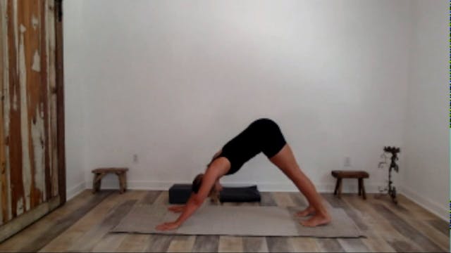 45 min Vinyasa Flow w/ Ashley - Breat...