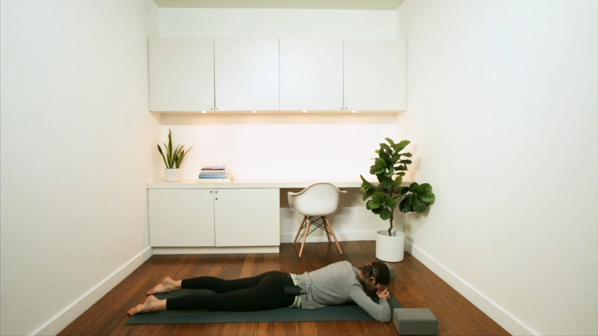 Knee-Friendly Hatha Yoga (50 min) - with Lisa Sanson