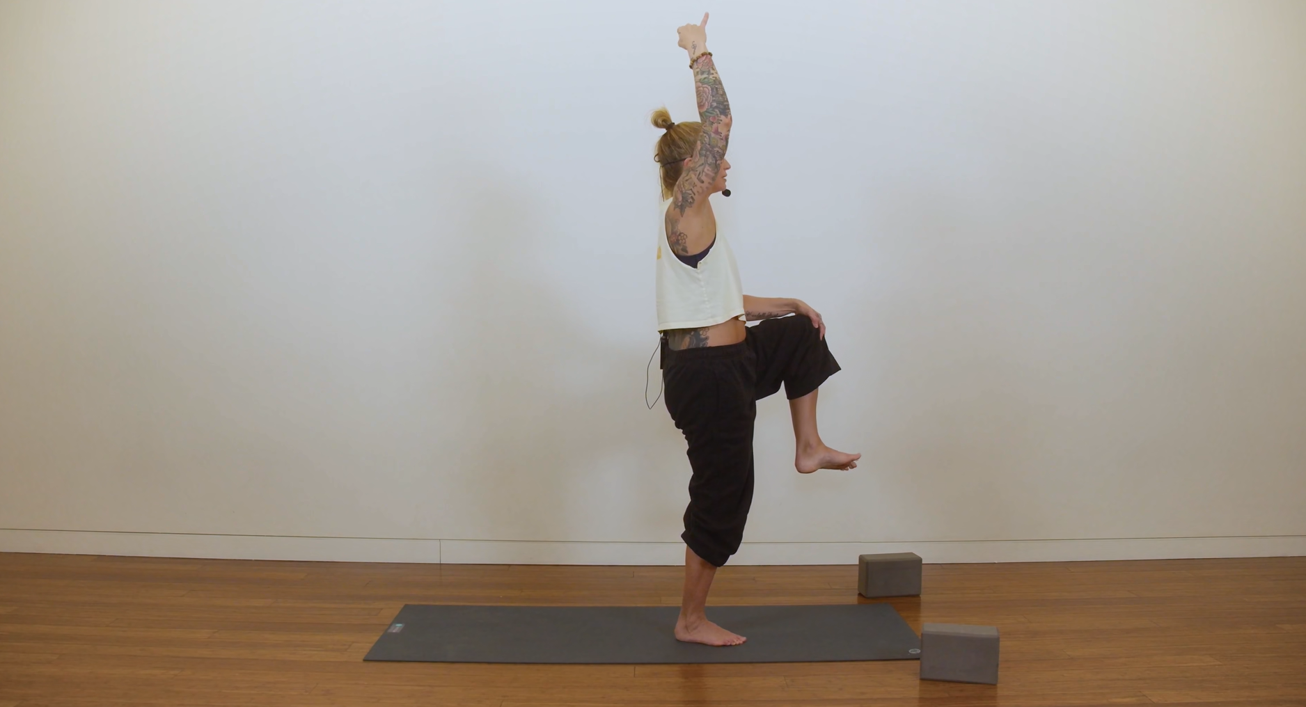 Wake Up & Flow Yoga (40 min) - with Lyndsey Carr