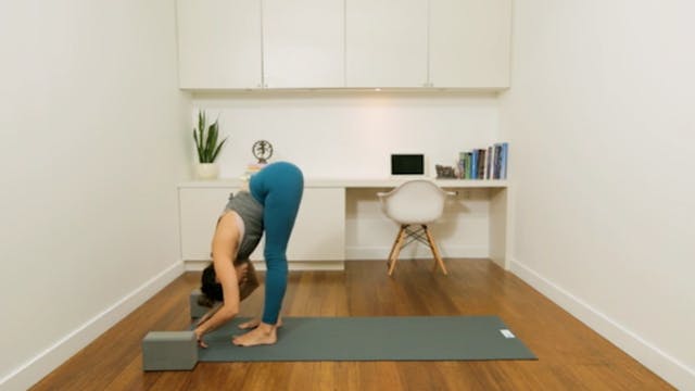 Flow Yoga: Sweet Hip Opening Flow (15 min) — with Mari Dickey