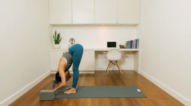 Flow Yoga: Sweet Hip Opening Flow (15 min) — with Mari Dickey