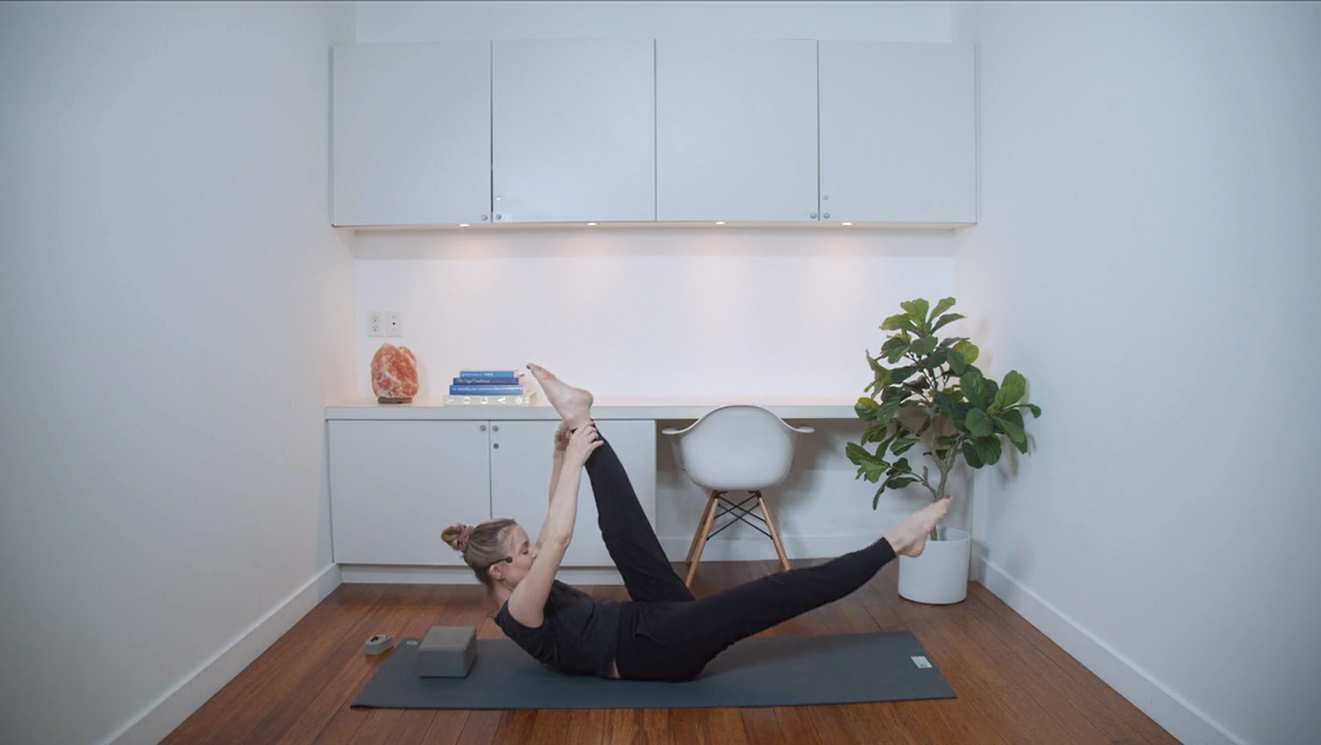 Quick Full Body Pilates (30 min) - Kelly Colleen