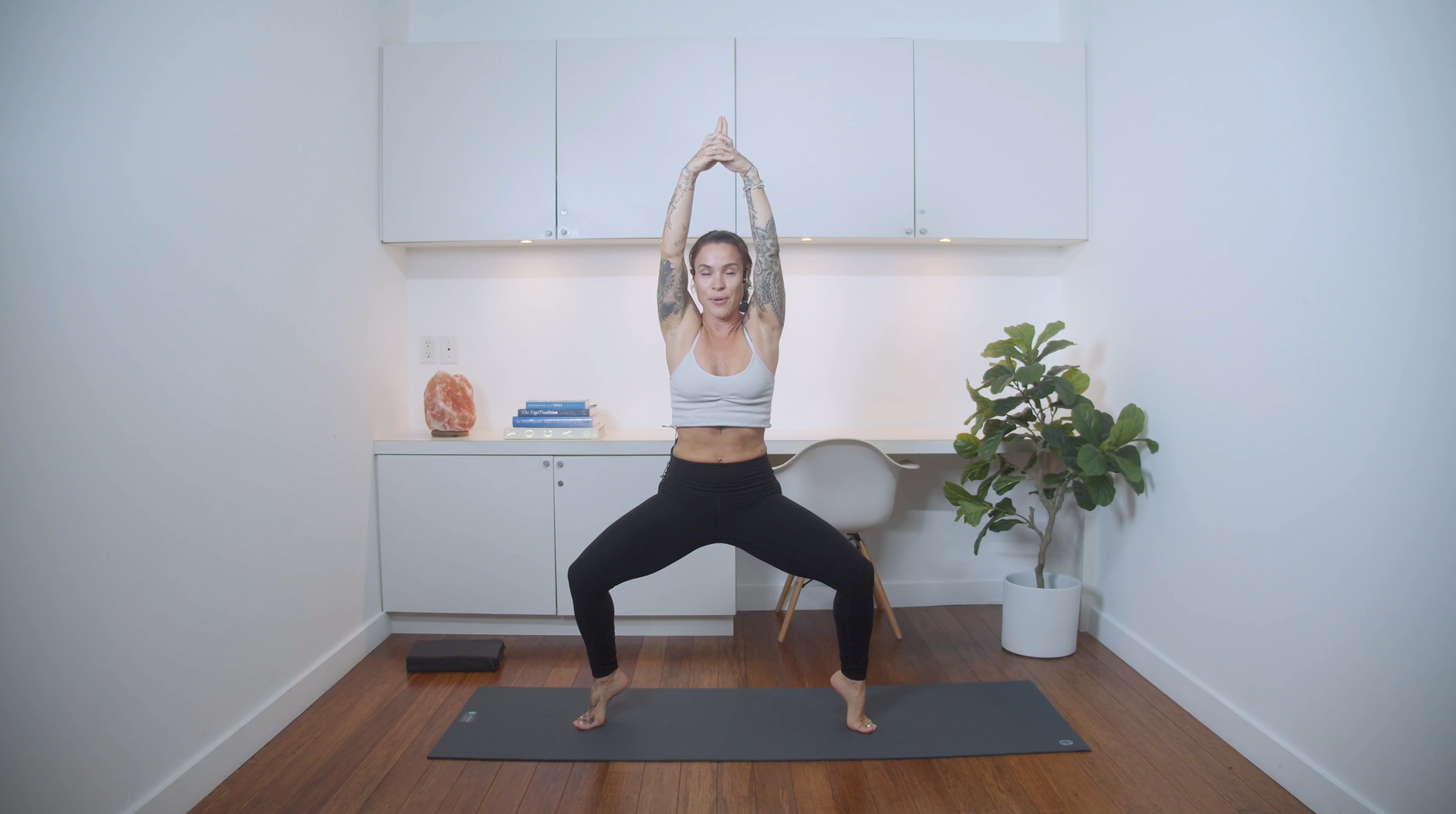Free the Mind Flow Yoga (45 min) - Crystal Rainbow Borelli 