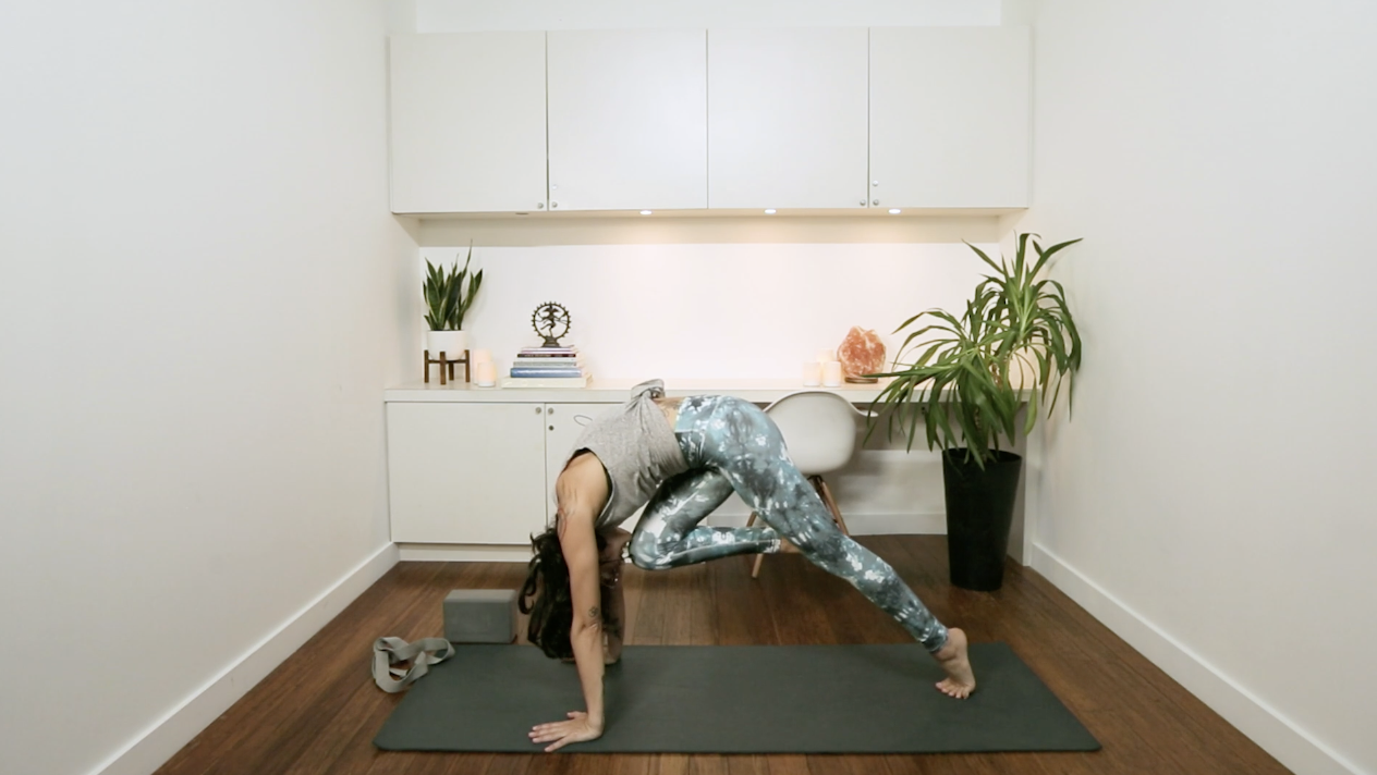 Flow Yoga: Feel Good Flow (30 min) – with Sasha Smith