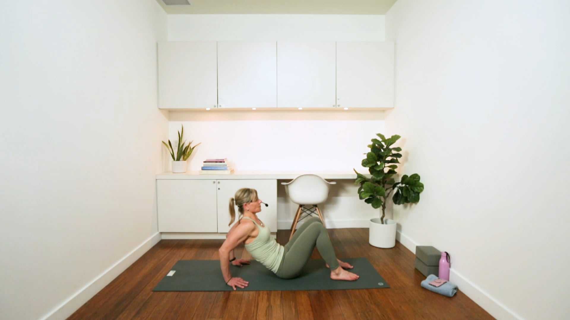 10 Minute Tone: Triceps (10 min) - with Hana Weinwurm