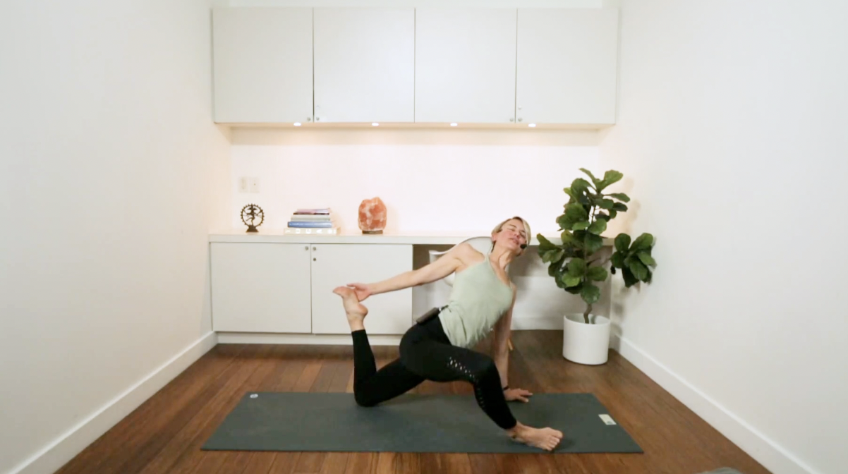 Happy Hatha Yoga (30 min) - with Lisa Sanson