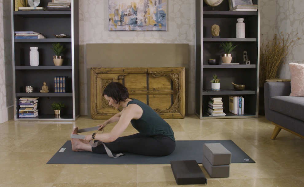 Tutorial: How to Forward Fold (3 min) — with Rachel Scott