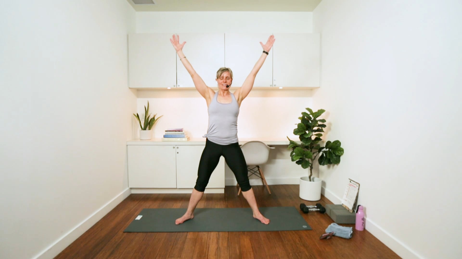 Lower Body & Core Workout (30 min) - with Hana Weinwurm