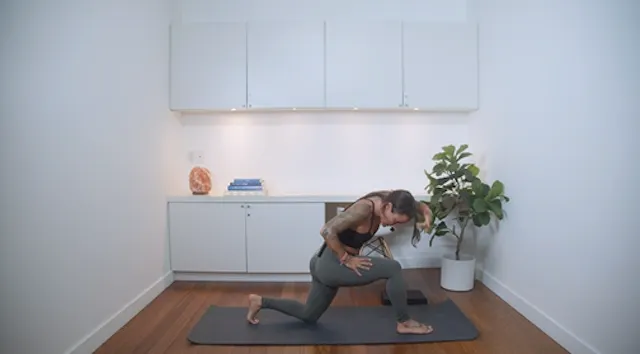 Fiery Power Yoga (30 min) - with Crys...