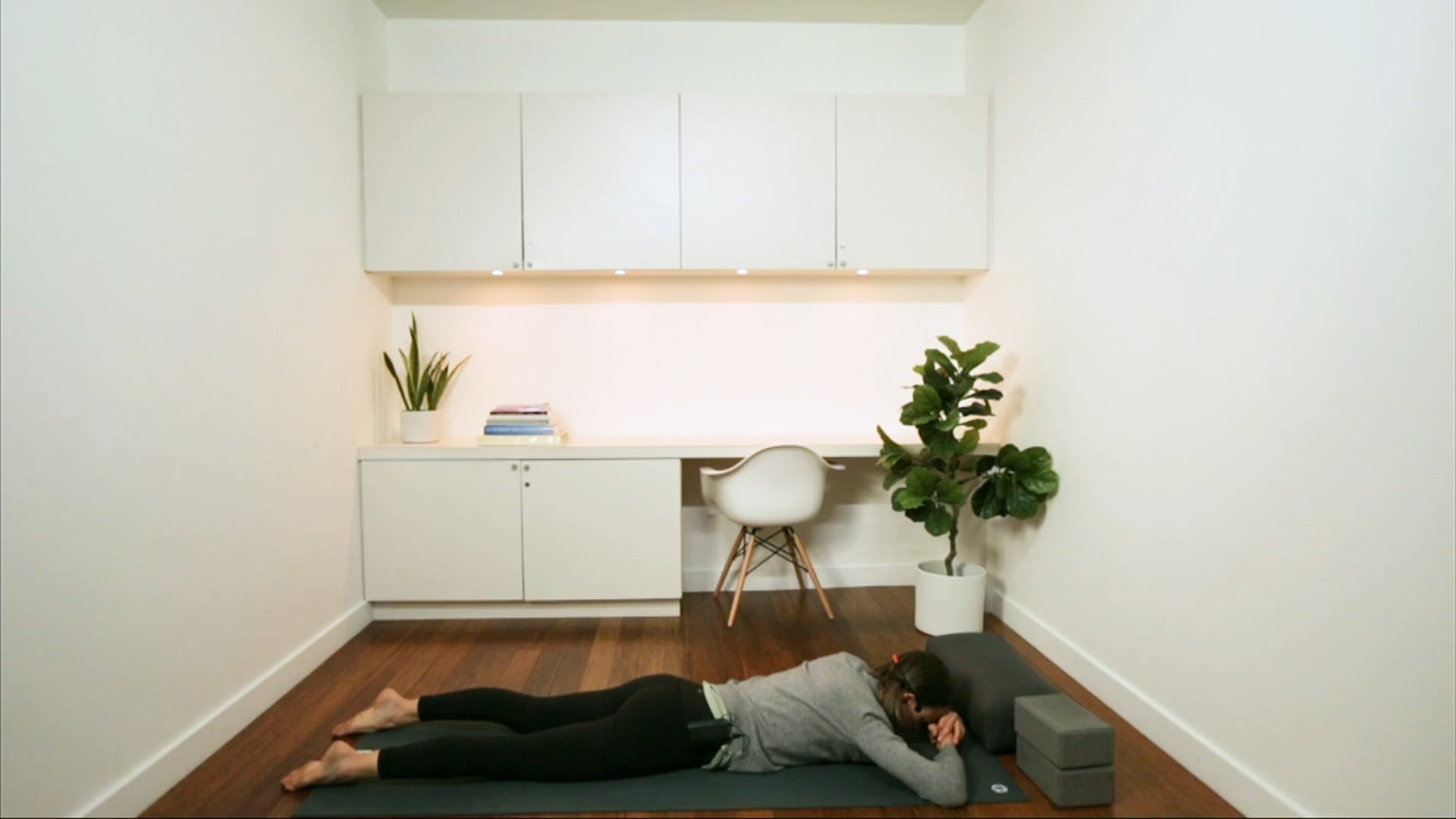 Peaceful Yin and Meditation (30 min) - with Lisa Sanson