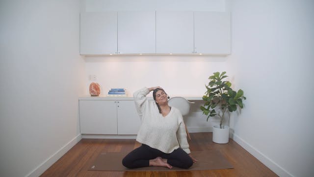 Cozy Sweater Hatha Yoga (30 min) - wi...