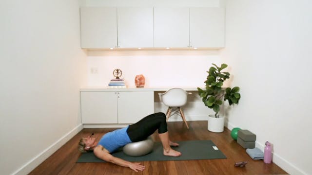 Pilates Ball Workout (30 min) - with ...