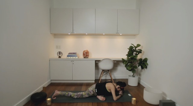  Candlelit Yin & Meditation (35 min) - with Hillary Keegan