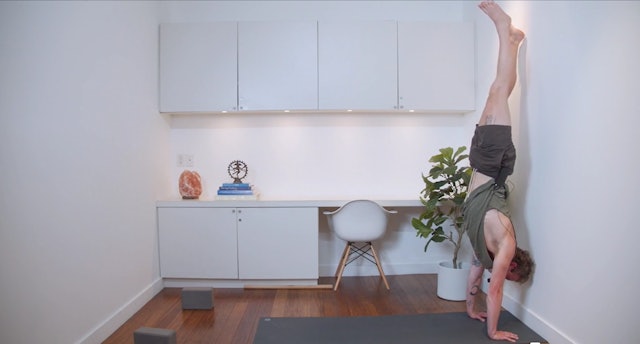 Tutorial: Handstands (11 min) - with Connor Roff