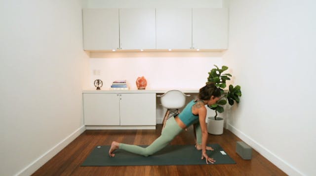 Hips & Core Flow (30 min) - with Alia...