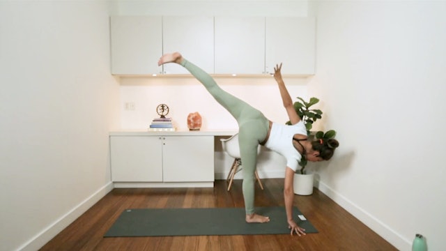 Stretch & Strength Flow (45 min) - with Alia Mai