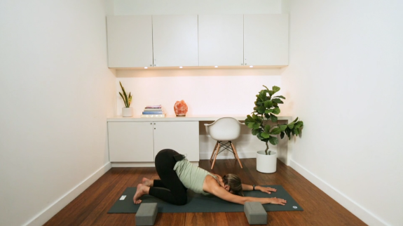 Yin to Decompress (30 min) - with Lisa Sanson