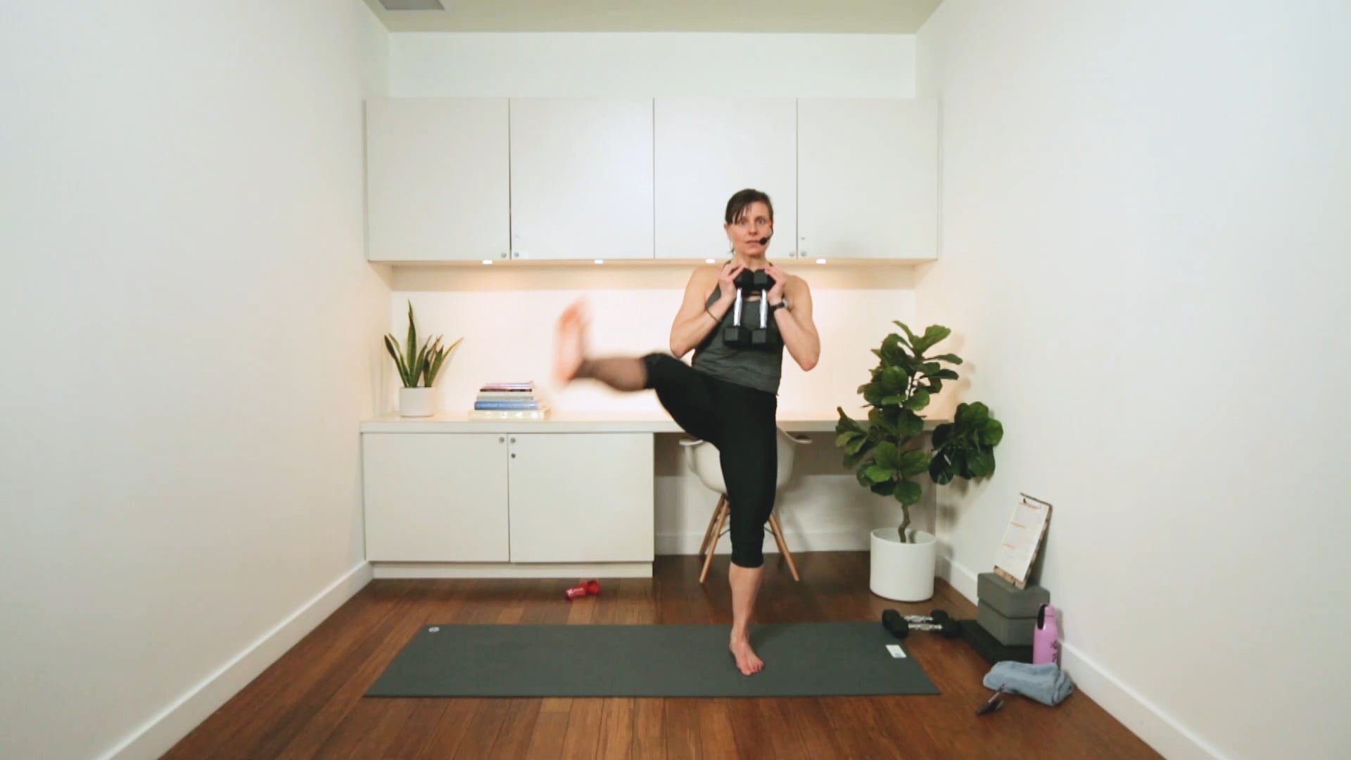 10 Minute Tone: Thighs (10 min) - with Hana Weinwurm